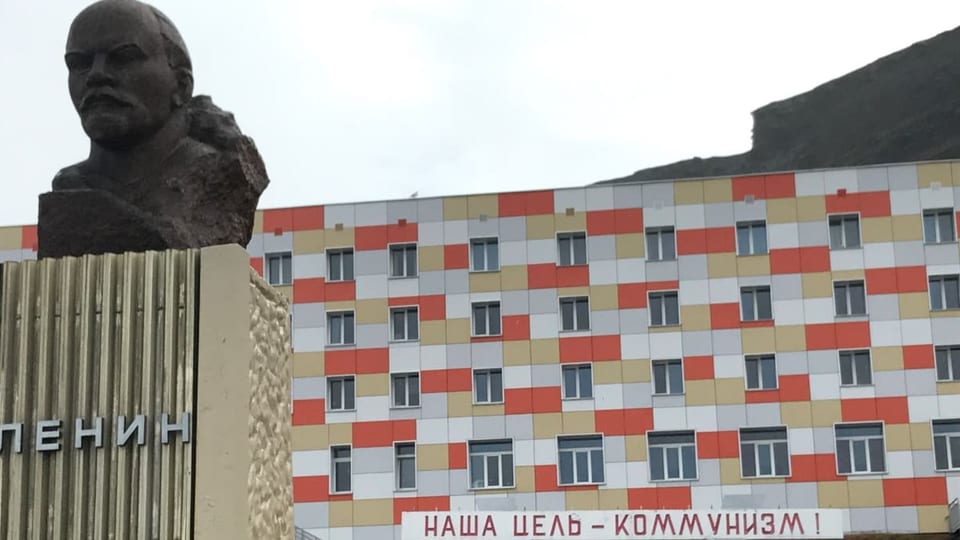 Lenin-Büste vor einem Haus.