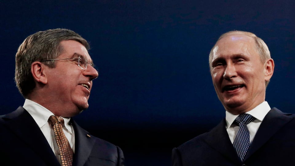 IOC-Präsident Thomas Bach und der russische Präsident Wladimir Putin unterhalten sich an der Schlussfeier.