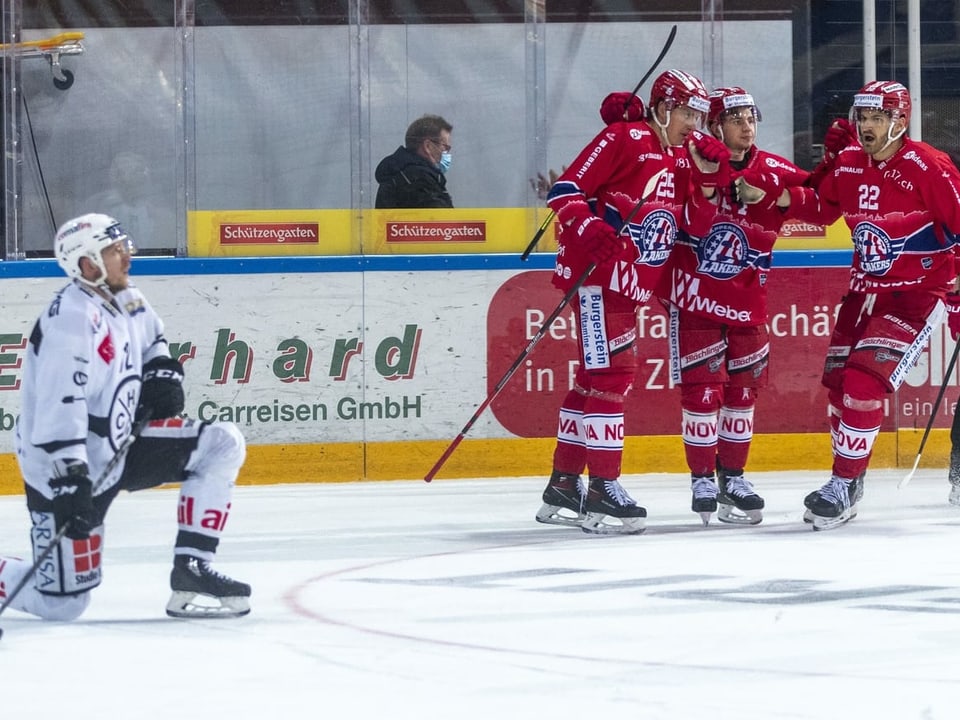Stehen vor der Sensation Jubelnde Spieler der Rapperswil-Jona Lakers.