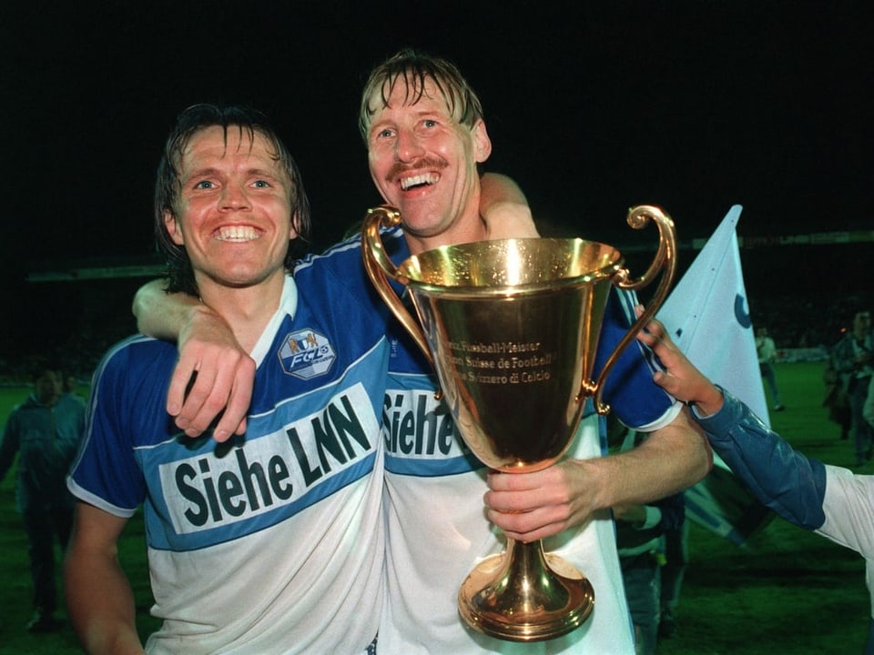 Spieler des FC Luzern mit dem Meisterpokal 1989.