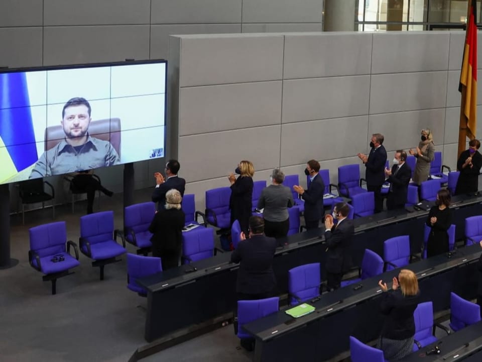 Der ukrainische Presidential Wolodimir Selenski spricht in einer Videobotschaft vor dem deutschen Bundestag.