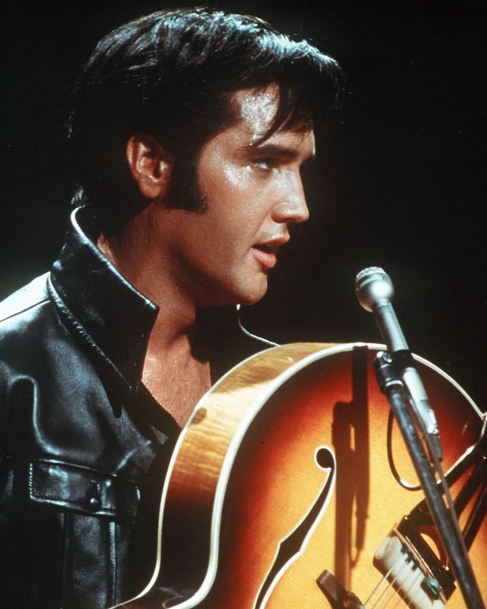 Elvis mit Gitarre