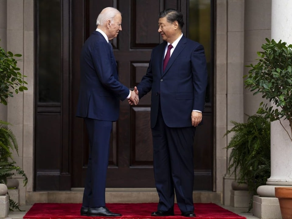 Biden und Xi schütteln sich die Hände. 