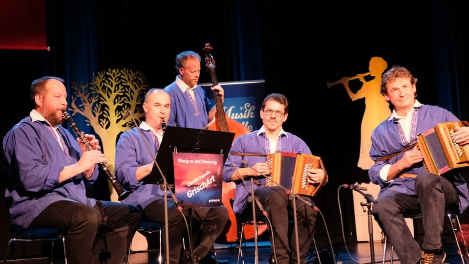 Musiker spielen auf der Bühne.