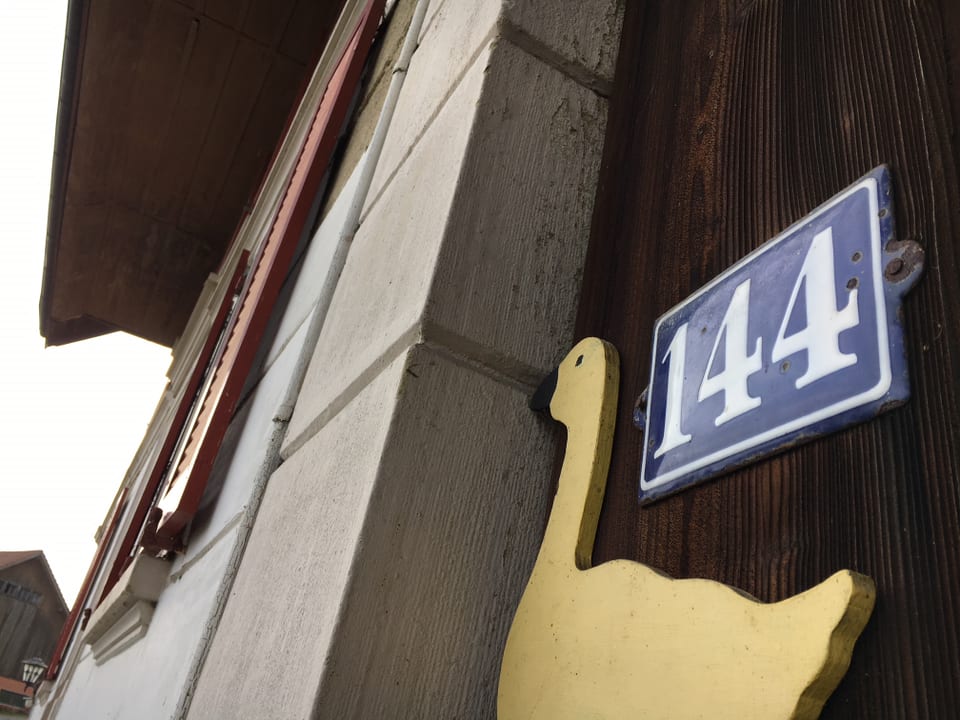 Ein Schild mit der Hausnummer 144