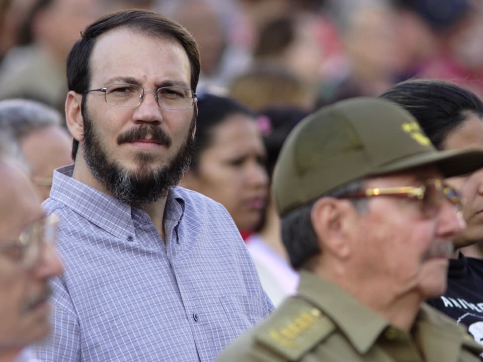 Alejandro Castro steht hinter seinem Vater Raul Castro.