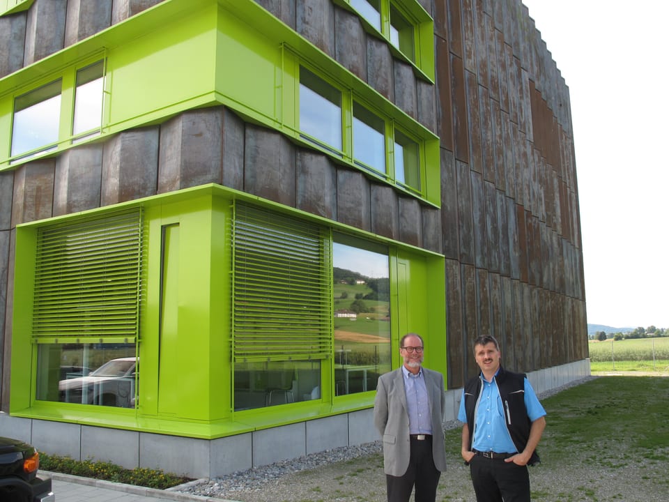 ZHB-Direktor Ueli Niederer und Geschäftsführer Mike Märki vor der Speicherbibliothek in Büron.