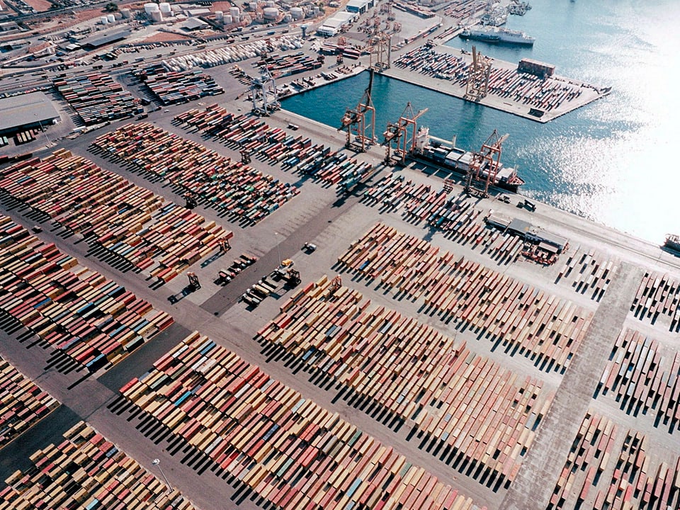 Eine grosse Menge Container steht an einem Hafen