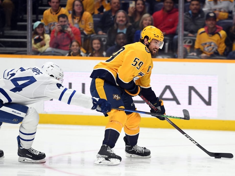 Roman Josi im Duell mit Torontos David Kampf.