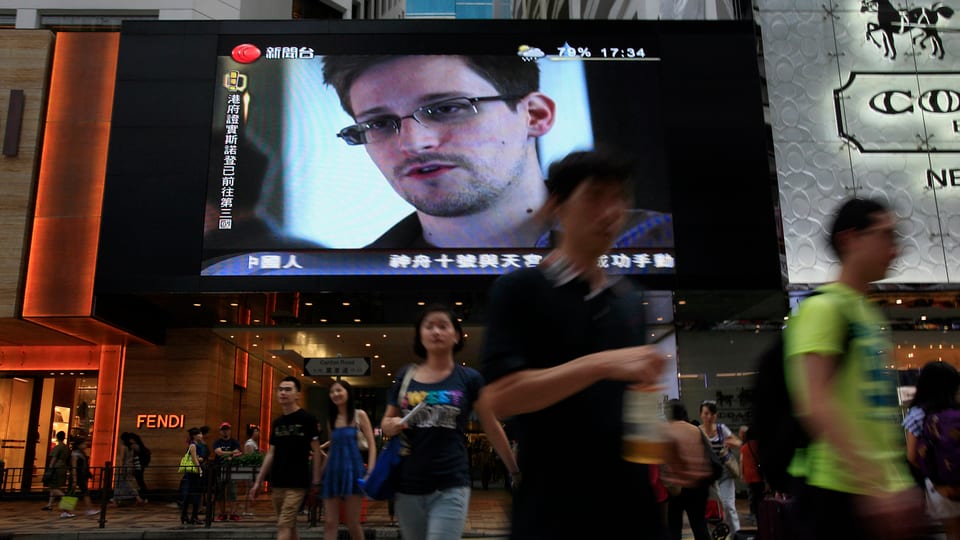 Edward Snowden enthüllt die Schnüffelpraxis der NSA - live auf einem Grossbildschirm in einer Hongkonger Shopping Mall.