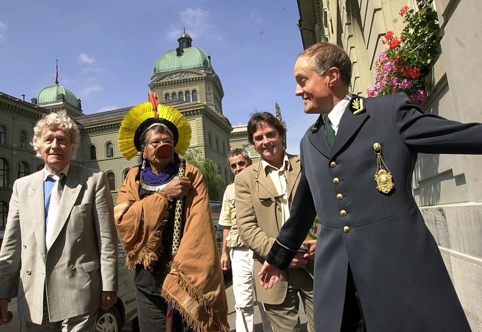 Franz Weber mit Indigenenführer Raoni in Bern.