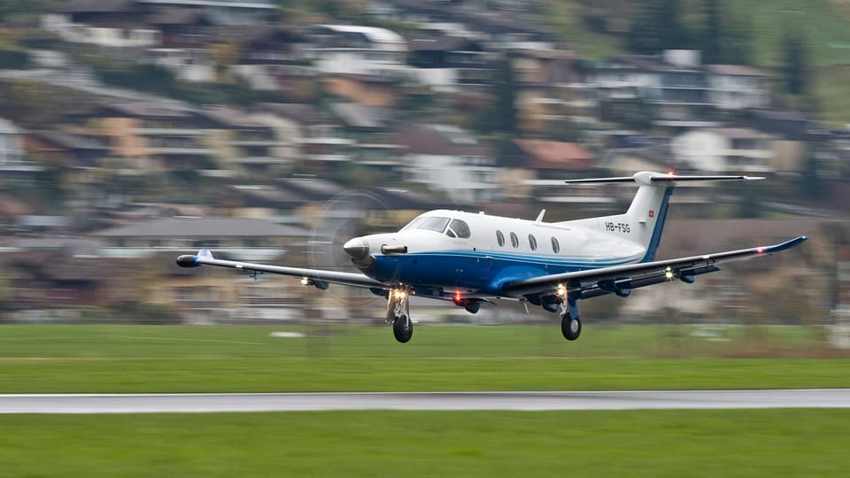 Ein Pilatus-Flugzeug PC-12 beim Start in der Schweiz.