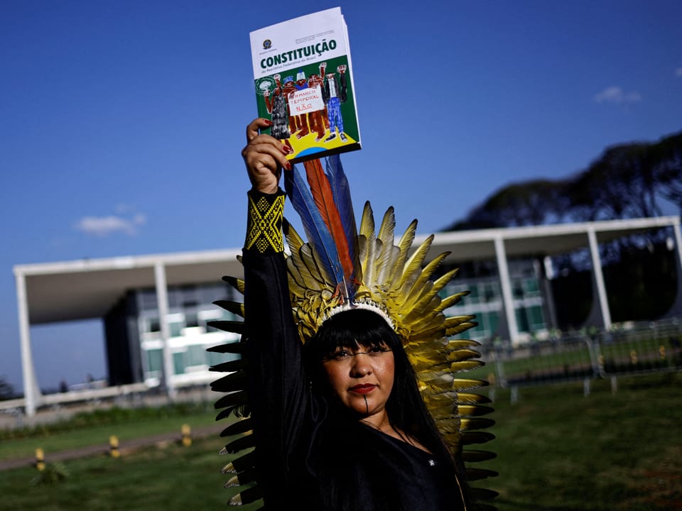 Die indigene Kongressabgeordnete Celia Xakriaba posiert für ein Foto nach dem Entscheid des Obersten Gerichtshofes.