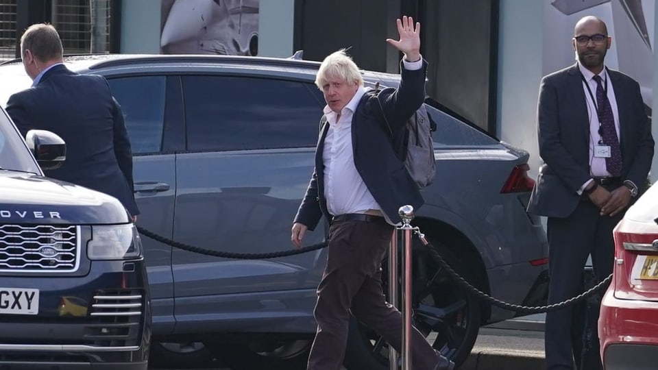 Boris Johnson winkt bei seiner Ankunft am Flughafen Gatwick in London am Samstag.