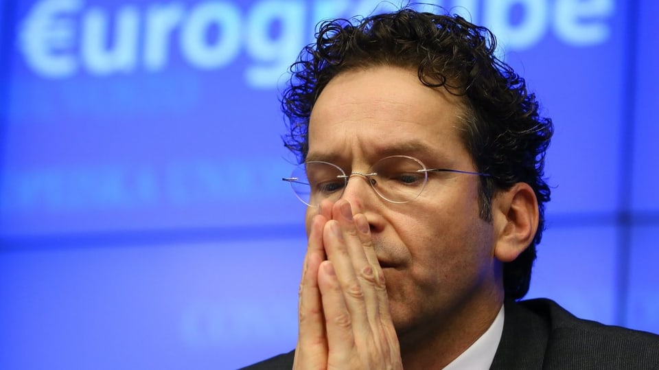 Eurogruppen-Chef Jeroen Dijsselbloem fasst sich mit beiden Händen an die Nase.