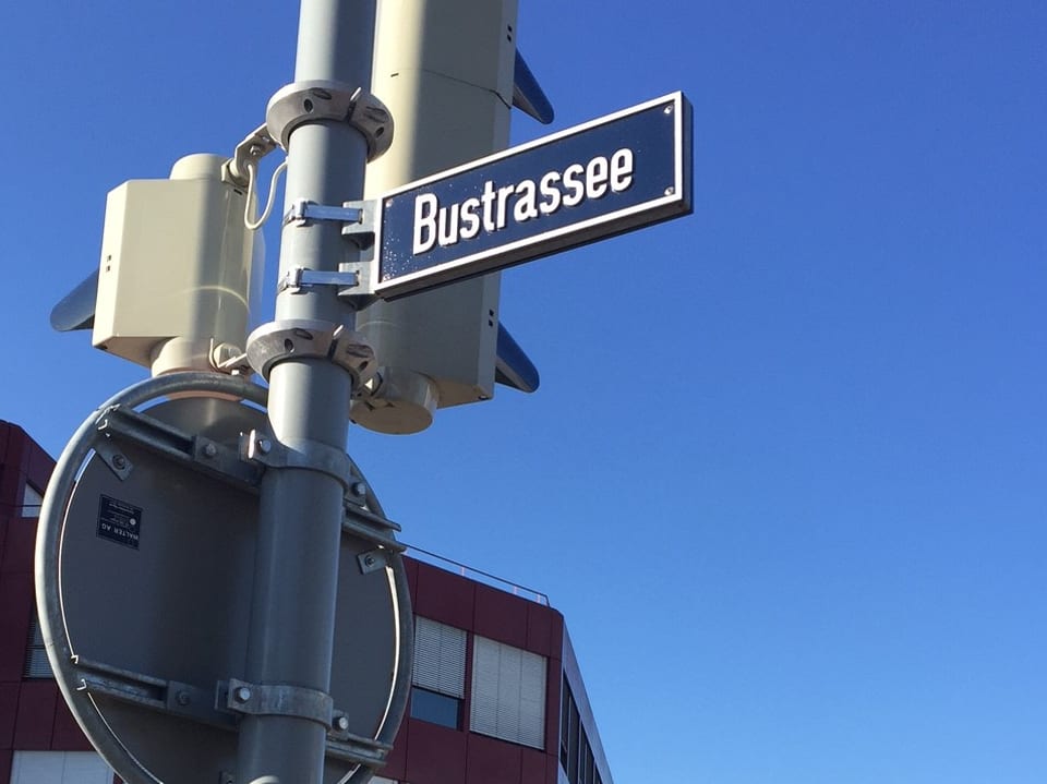 Auf einem Strassenschild steht «Bustrassee».