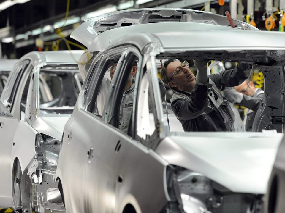 Opel-Arbeiter in Produktionsstrasse