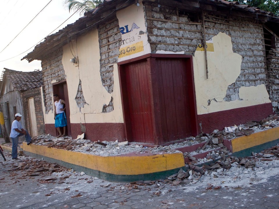 Beschädigtes, flaches Eckhaus in Nicaragua: Durch die Beben ist fast der ganze Verputz abgebröckelt.