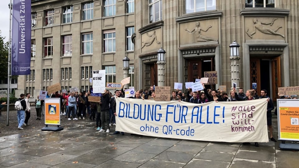 Nicht alle begrüssen die Zertifikatspflicht an Hochschulen.