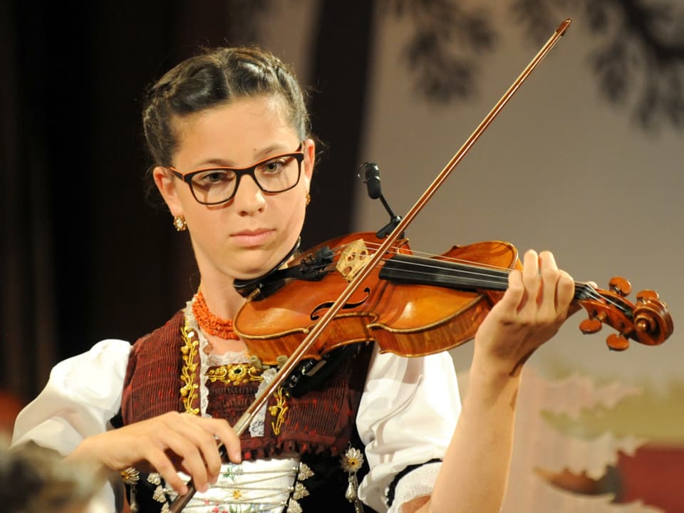 Riccarda Neff von Streichmusik Neff spielt konzentriert Geige
