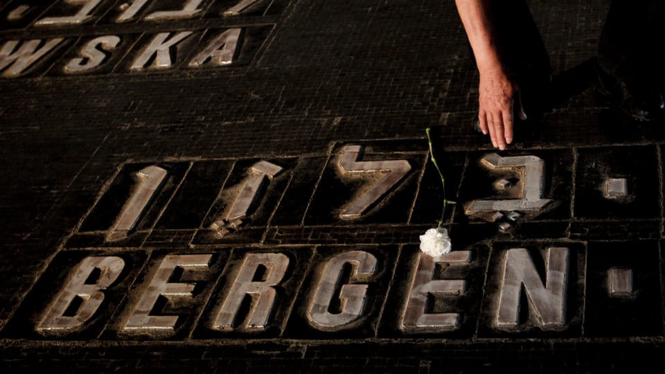 Eine Frau legt in der Yad-Vashem-Gedenkstätte in Jerusalem eine Blume nieder