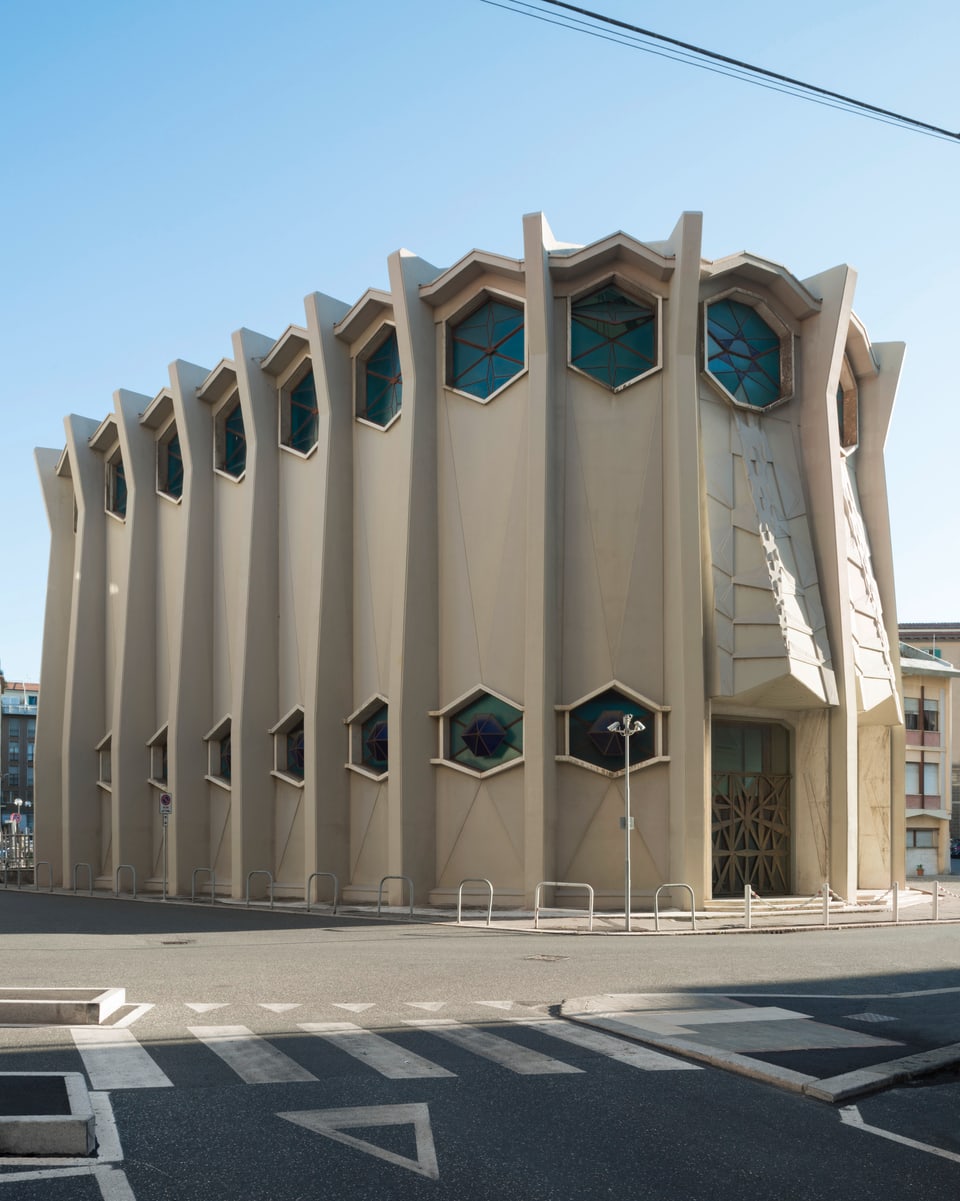 Eine Synagoge mit beigen Wänden.