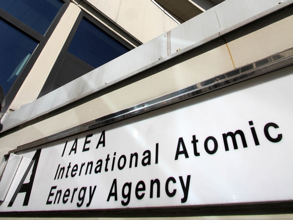 Logo der IAEA an einem Gebäude.