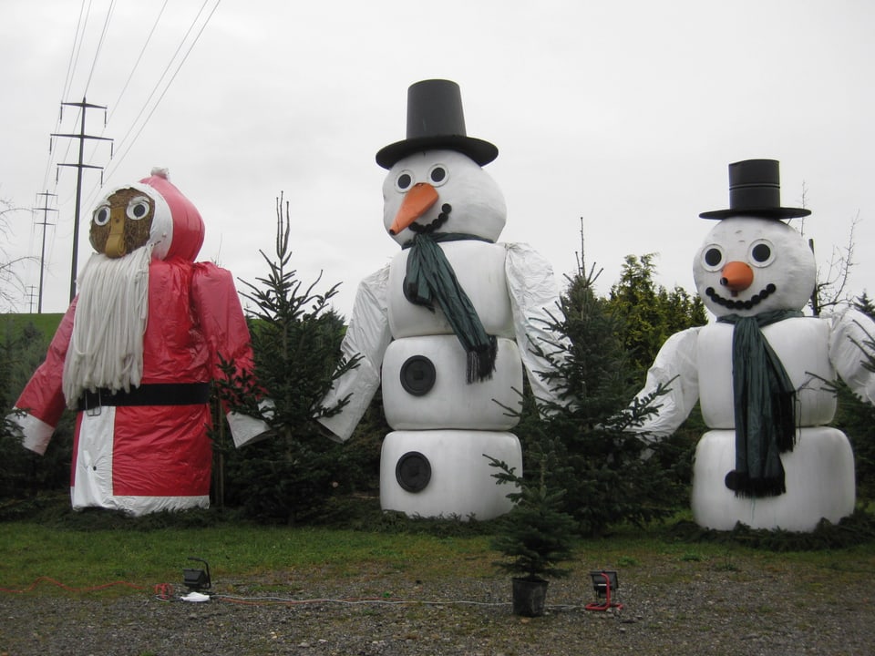 Riesiger Nikolaus, zwei riesige Schneemänner