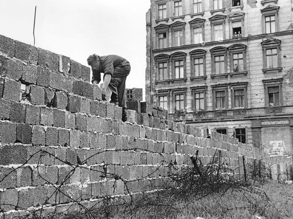 Historische Aufnahme beim Bau der Mauer. 