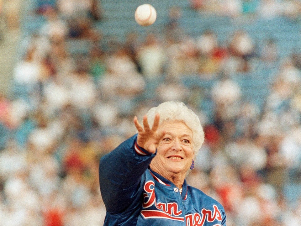 Barbara Bush wirft einen Baseball-Ball. 
