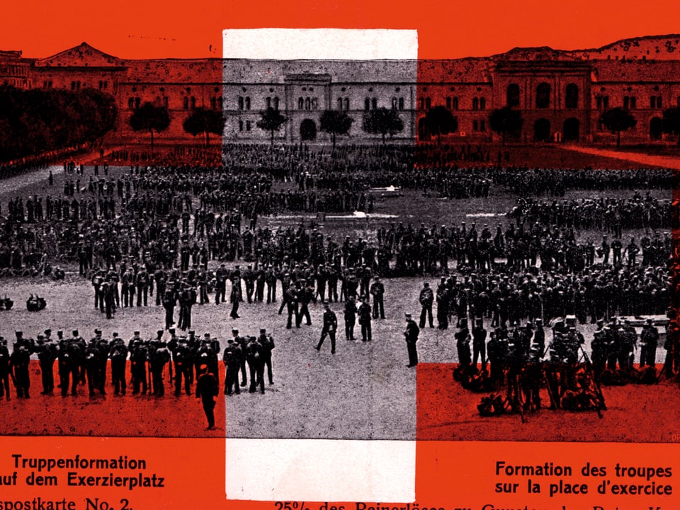 Kriegspostkarte: Exerzierende Soldaten in der Kaserne Zürich.
