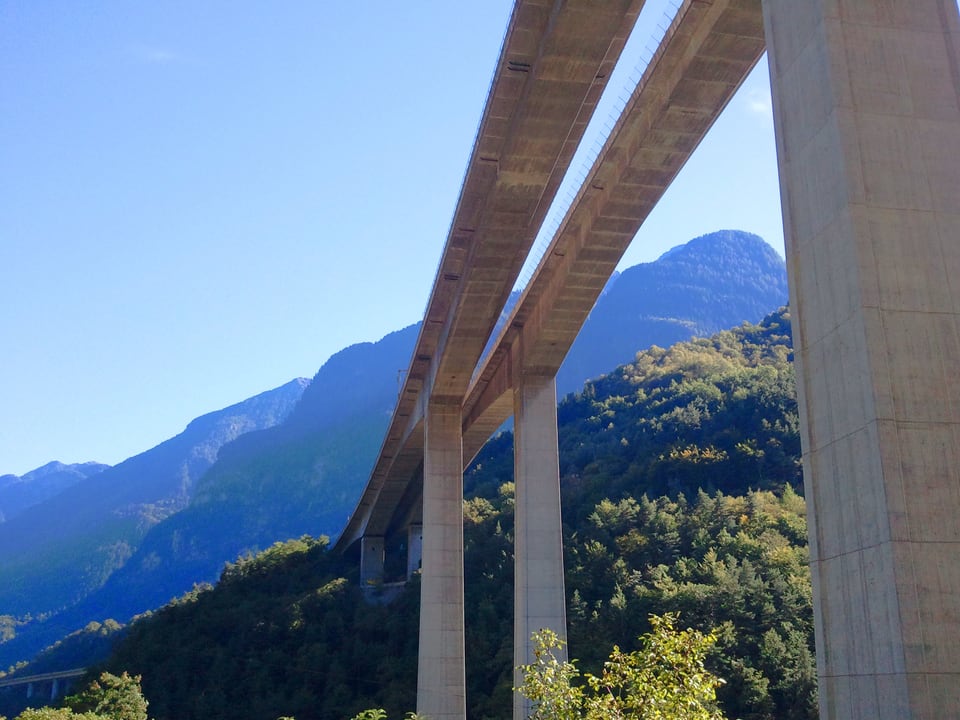 Viadukt in Berglandschaft