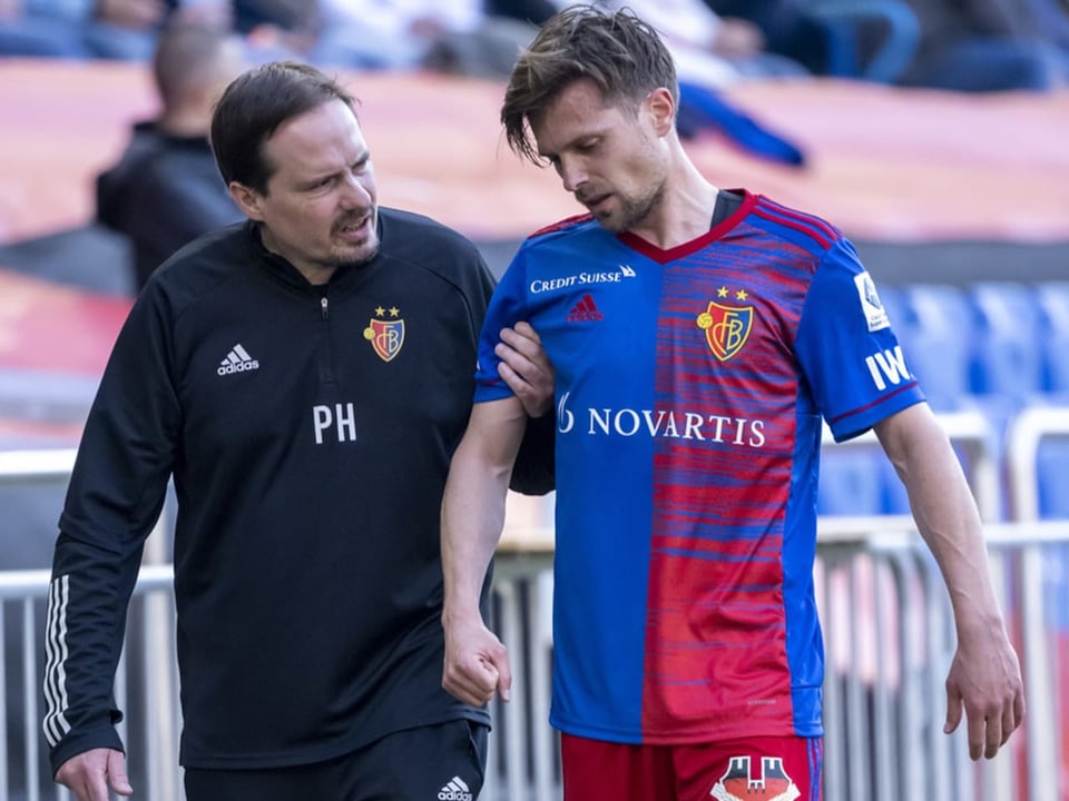 Musste nach 25 Minuten vom Feld Valentin Stocker wird von einem Betreuer vom Platz begleitet