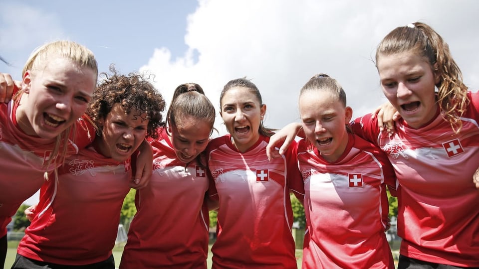 Das Bild  aus dem Jahr 2014 und zeigt Spielerinnen der Damen-Mannschaft der Fussball Akademie Biel.