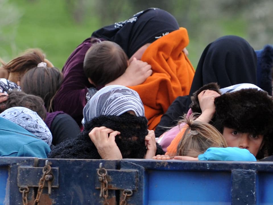 Syrische Flüchtlinge, Frauen, Kinder auf einem LKW unterwegs an die türkische Grenze