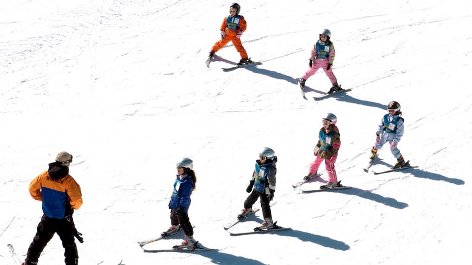 Kinder beim Skifahren