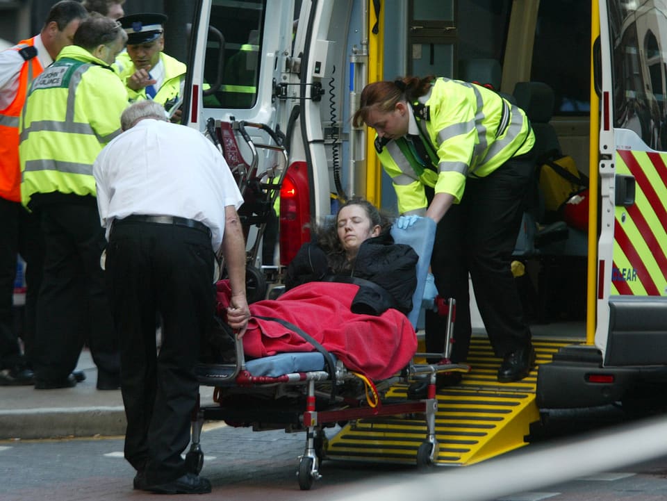Verletzte wird in eine Ambulanz getragen