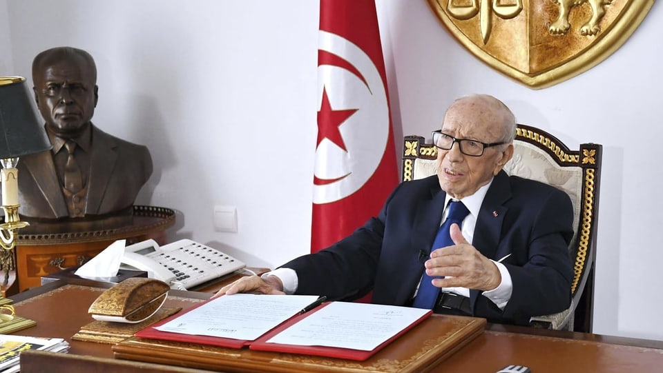 Staatspräsident Essebsi kehrte am 5. Juli 2019 nach einmonatiger Spitalpflege in sein Büro zurück, um ein Dekret zu unterschreiben. Im Hintergrund die Büste von Staatsgründer 