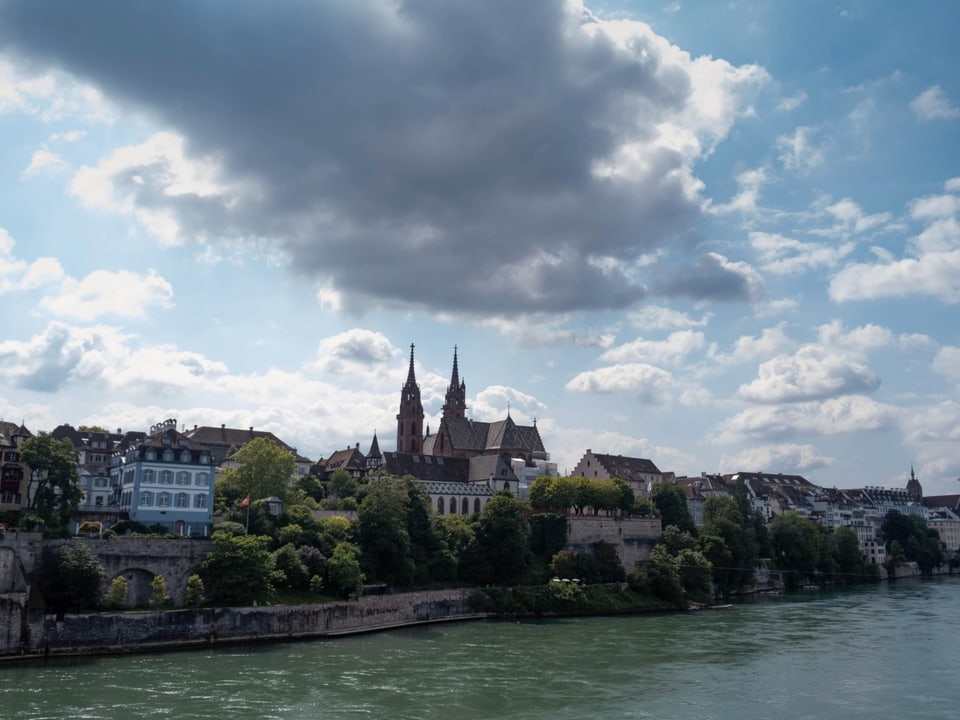 15. Juli Über den Dächern der Stadt sind grosse Wolken vorhanden, dazwischen kommt aber auch der blaue Himmel hervor.