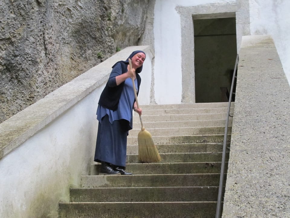Schwester Benedikta putzt die Treppe der Verenakapelle