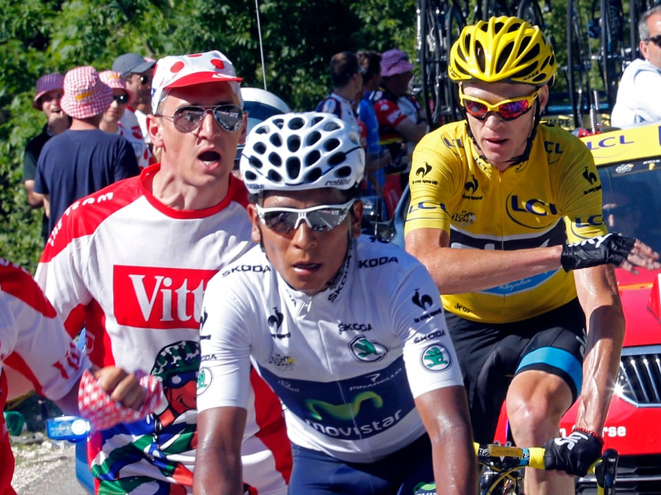 Chris Froome lässt sich im Schlussaufstieg nach Annecy-Semnoz nicht mehr distanzieren und fährt kurz hinter Etappensieger Nairo Quintana ins Ziel. Der Sieg ist perfekt.