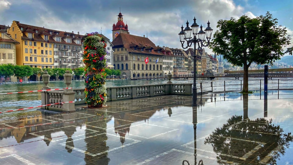 Blick auf das überschwemmte Luzern entlang der Reuss.