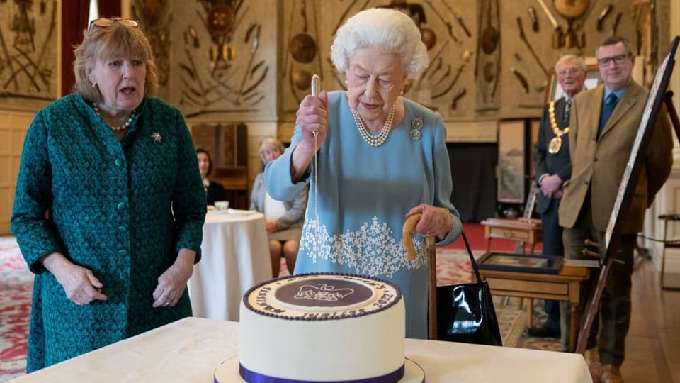 Elizabeth schneidet eine Torte an.