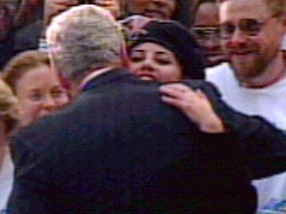 Monica Lewinksy umarmt Bill Clinton