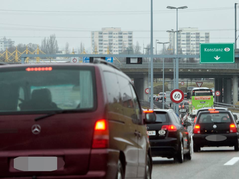 Autofahrer reihen sich in die stehende Kolonne vor dem Grnzübergang nach Konstanz ein. (keystone)