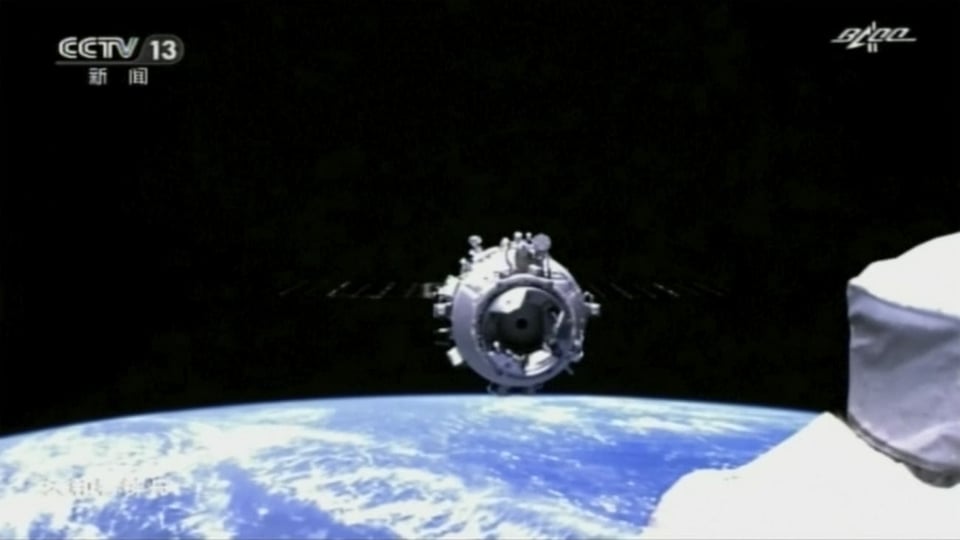 Andockvorgang im Weltraum zwischen dem «Tianhe»-Kernmodul und dem «Shenzhou 12»-Raumschiff