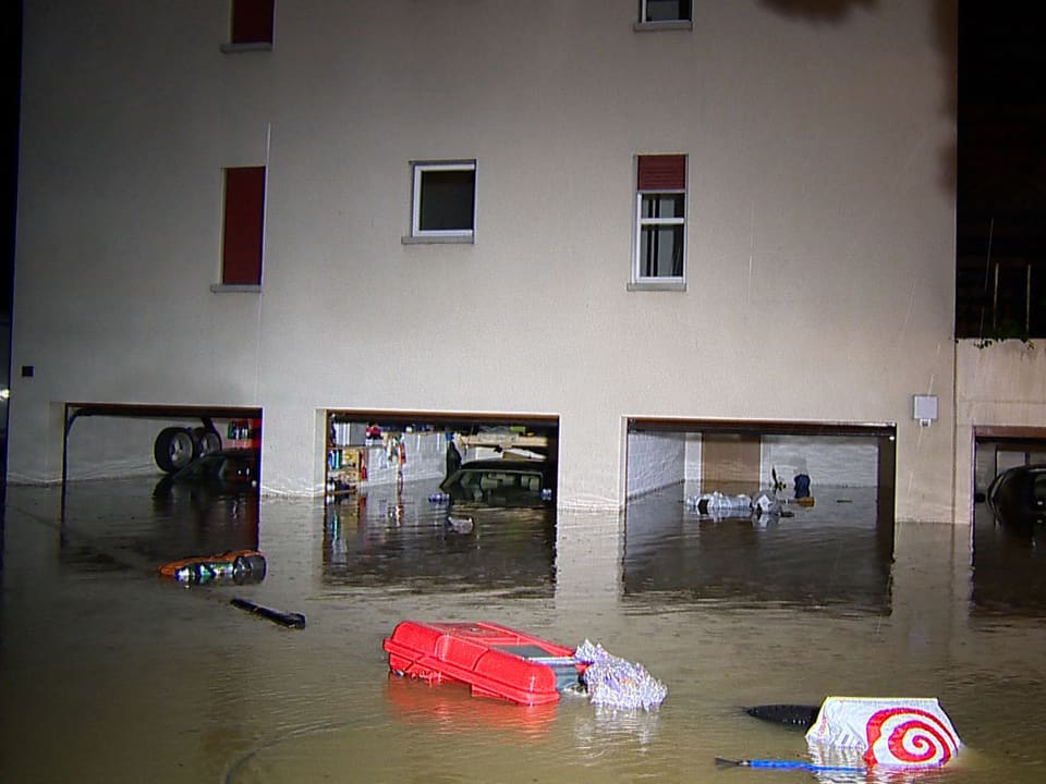 Mehrere überflutete Garagen. 