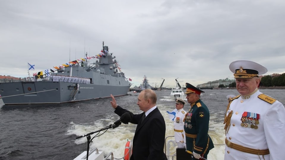 Wladimir Putin an der Marineparade in Sankt Petersburg