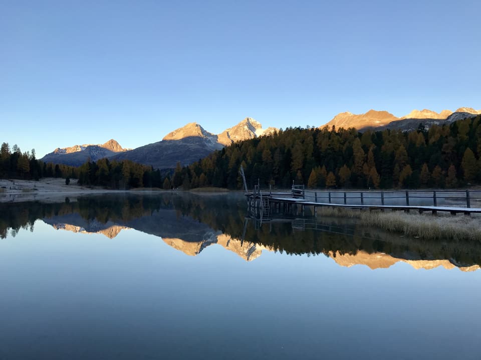 Glatter See, Berge spiegeln sich.