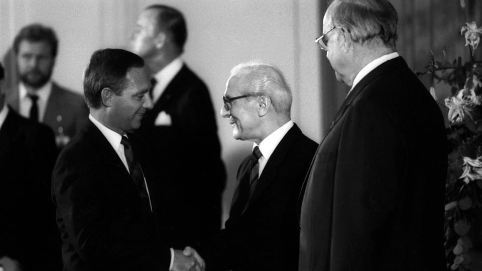 Wolfgang Schäuble schüttelt Erich Honecker die Hand